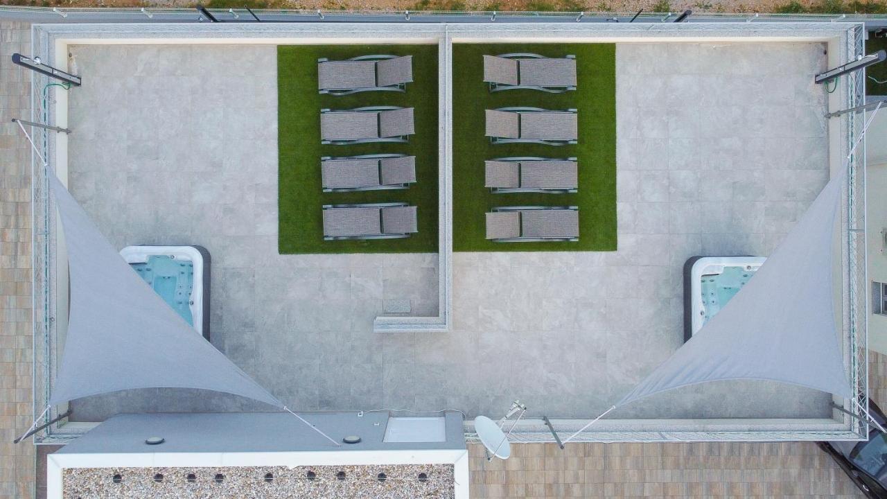 Number One Apartments Vir Buitenkant foto