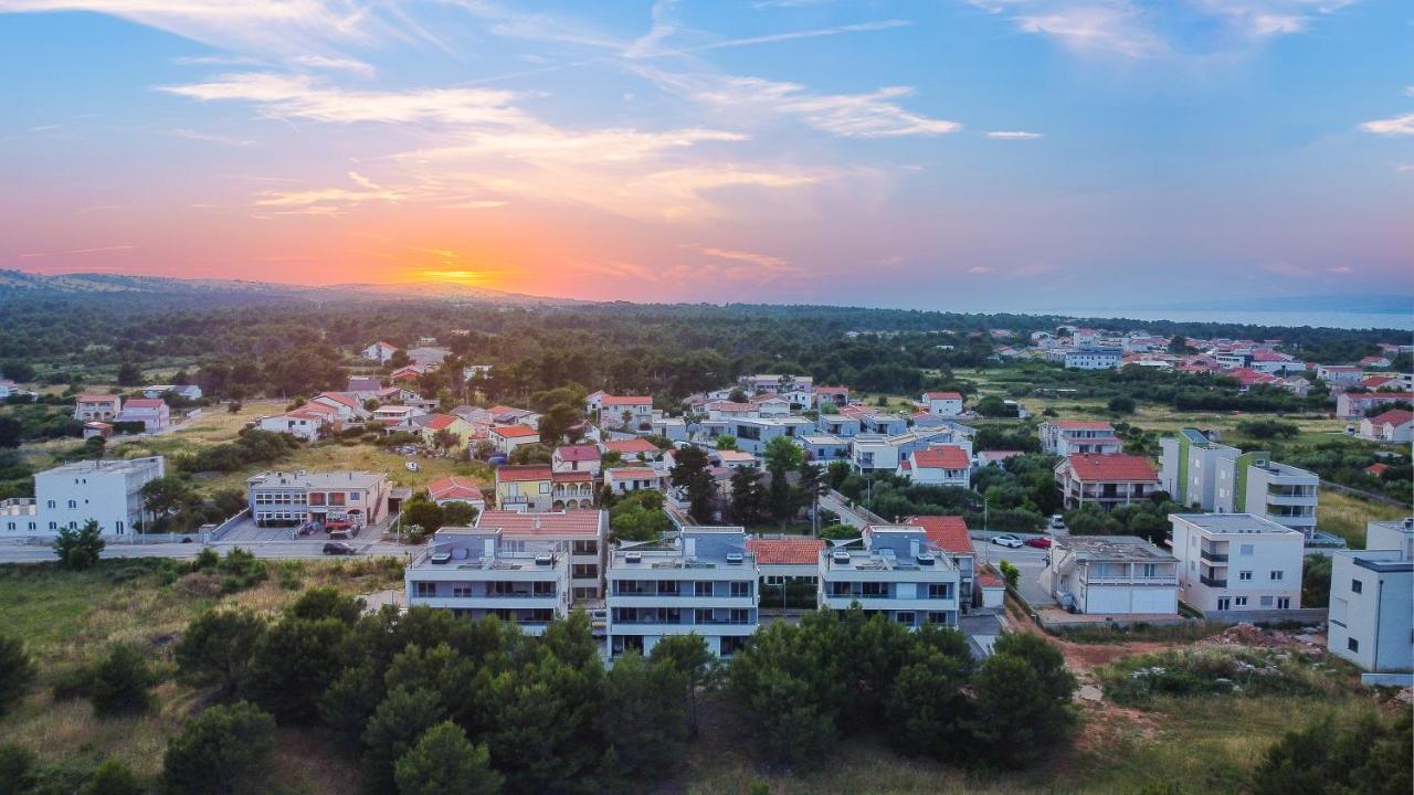 Number One Apartments Vir Buitenkant foto