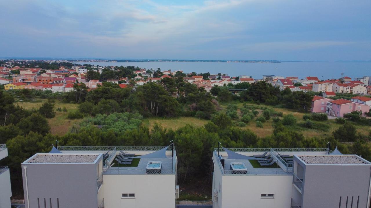 Number One Apartments Vir Buitenkant foto