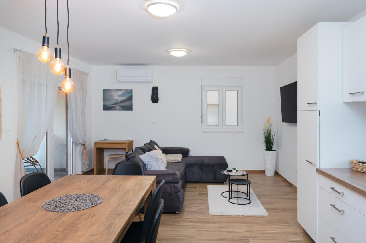 Number One Apartments Vir Buitenkant foto
