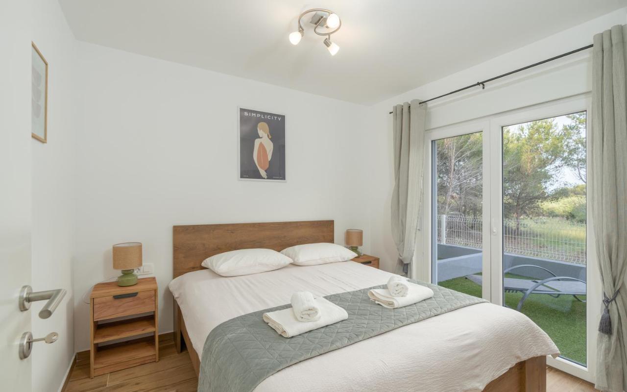Number One Apartments Vir Buitenkant foto